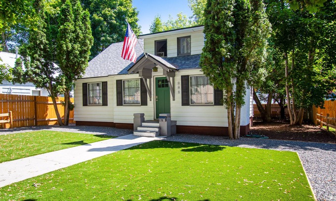 Garden District House | Charming bungalow near downtown with WiFi & AC - walk everywhere