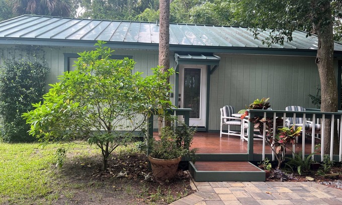 South Daytona House | Charming bungalow with WiFi and AC in fantastic South Daytona