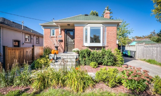 Humber Bay House | Charming Bungalow w/basement, parking and deck - 5 min from the lake!