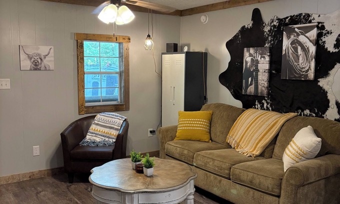 Belvidere Cabin | Charming cabin in Belvidere with WiFi and AC