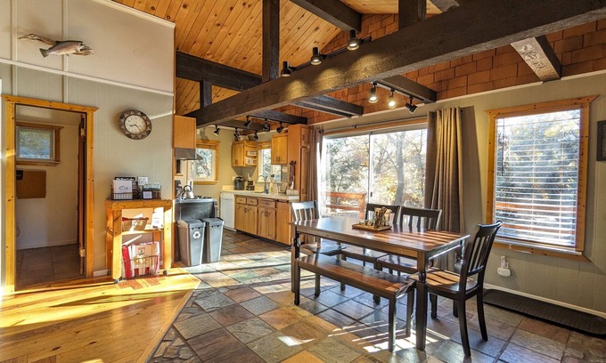Upper Moonridge Cabin | ✨Charming Cabin In The Woods✨Ski Slope VIEWS from HOT TUB! Large yard~ pets ok🐾