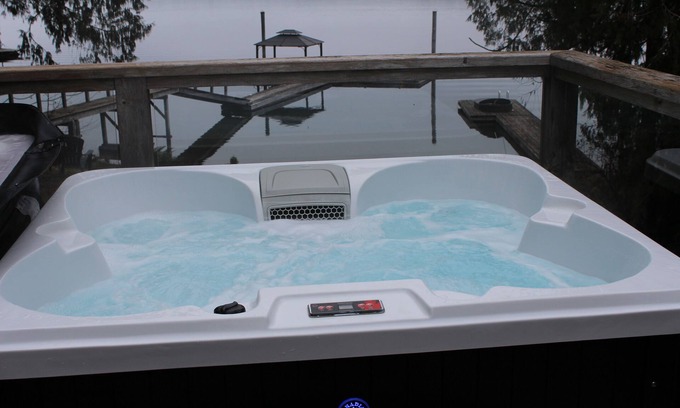 Port Alberni Cabin | Charming Cabin on Sproat Lake Hottub/Romantic getaway for Couples