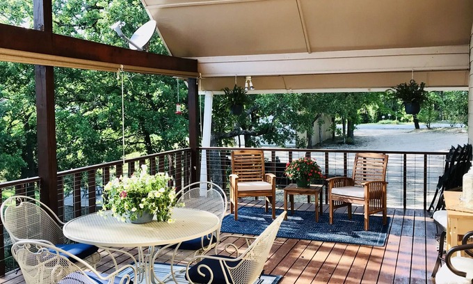 Sulphur House | Charming Cabin Retreat near Lake Arbuckle and Turner falls.