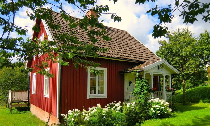Holsbybrunn Cottage | Charming cabin, Sauna, pond, lake, boat, fishing, bicycles, WiFi, child fr