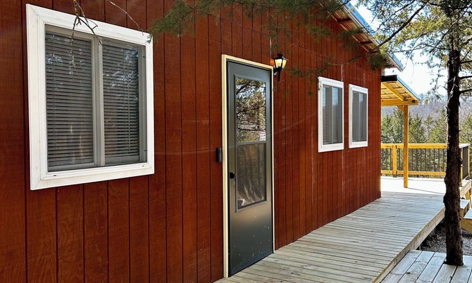 Eldon Cabin | Charming cabin with WiFi and AC in delightful Eldon