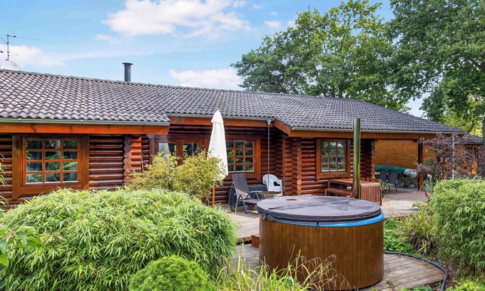 Hoeve Strand House | Charming cabin with wilderness hot tub