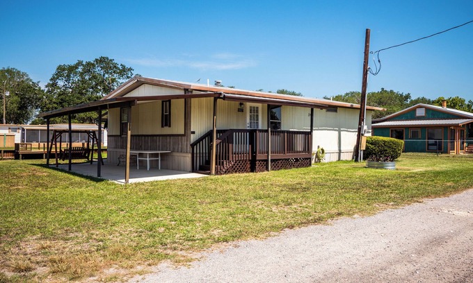 Fort McCoy House | Charming Canal Waterfront 3/2 in Salt Springs