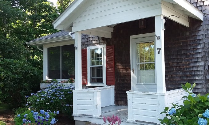 North Falmouth House | Charming Cape House in Megansett area of North Falmouth - walk to the beach!