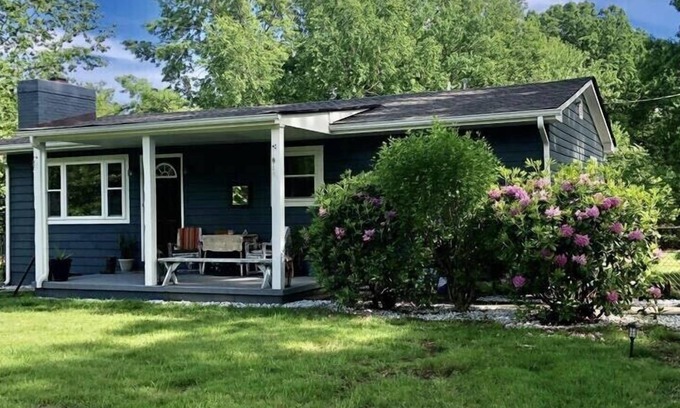 Scottsville House | Charming Casa Azul near most famous wineries and Hikes!