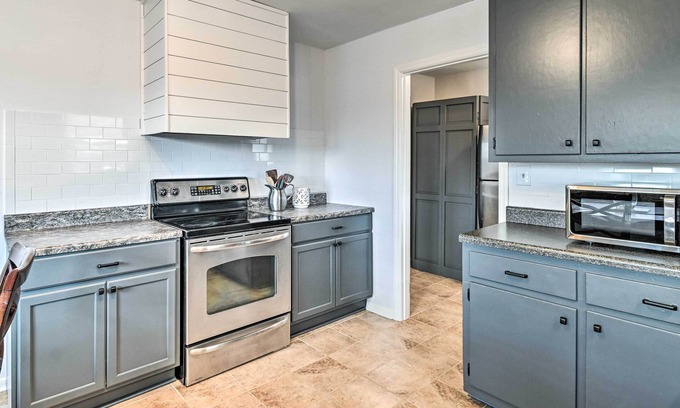 Cave City Cottage | Charming Cave City Vacation Rental w/Fire Pit!