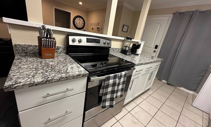 Midland House | Charming Cedar 3-bedroom house with AC in Midland