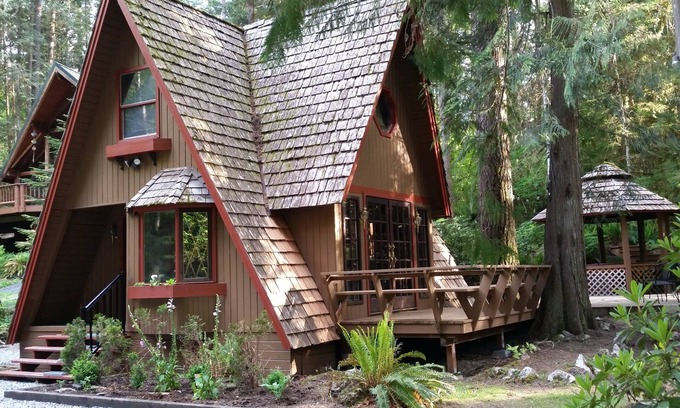 Glacier Ski Chalet | Charming Cedar Chalet with Amazing Cedar Soaking Tub in Covered Gazebo