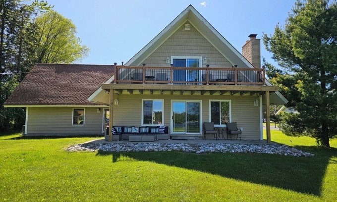 Oscoda House | Charming Cedar Lake Chalet – Renovated, Spacious, and Steps from Golf & Dining