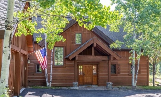 Tamarack Ski Chalet | Charming Chalet on the Golf Course