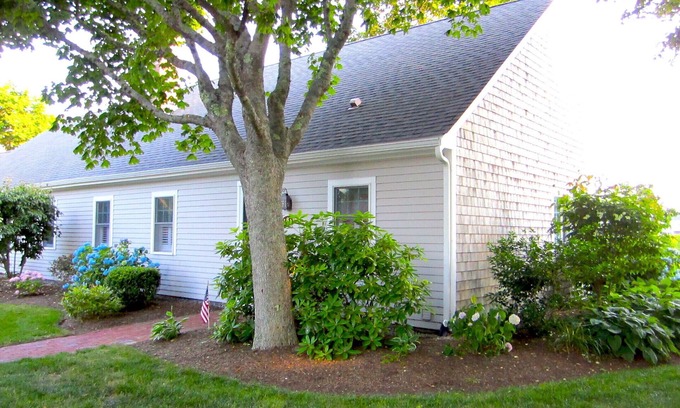 West Chatham Condo | Charming Chatham condo - Oyster Pond views, pool, tennis court and water access