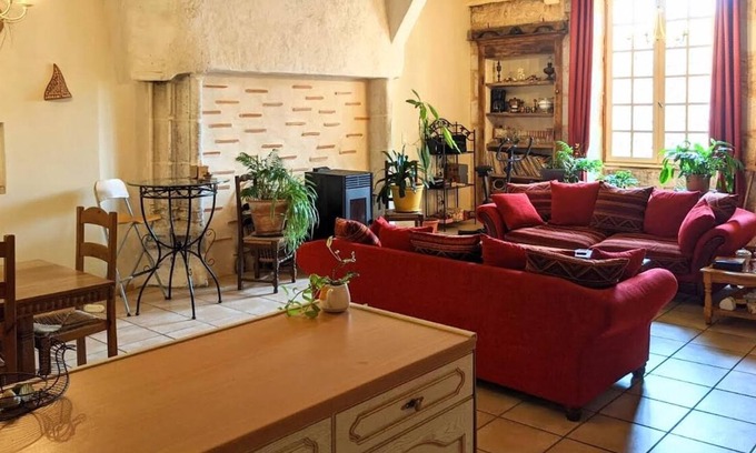 Capdrot House | Charming Cilla overlooking Medieval Plaza