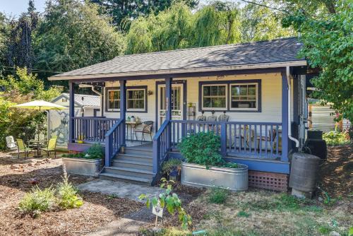 St. Johns House | Charming City Cottage about 8 Mi to Downtown Portland!
