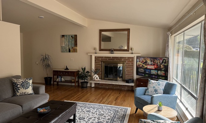 Lake Hills House | Charming City Home with Professional WFH Setup & AC
