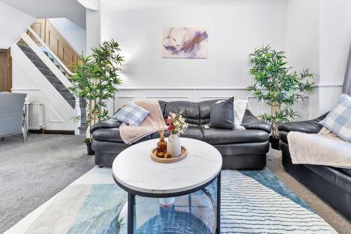 Bumble's Green Apartment | Charming City Retreat,4 Bedroom House,Garden,Free Parking