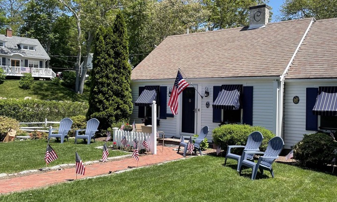 Centerville House | Charming classic Cape Cod home in Centerville village. 1mile to Craigville beach