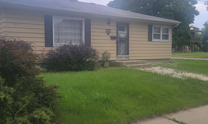 Milwaukee House | Charming, clean cozy 2-bedroom home centraly located in Milwaukee with AC, WiFi