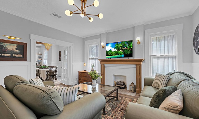 Brookview House | Charming Clementine 2-bedroom midterm house in peaceful Waco- FULLY FURNISHED
