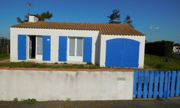 LʼAiguillon-sur-Mer House | Charming Coastal House, 600m to Beach, Sleeps 6, Pet-Friendly