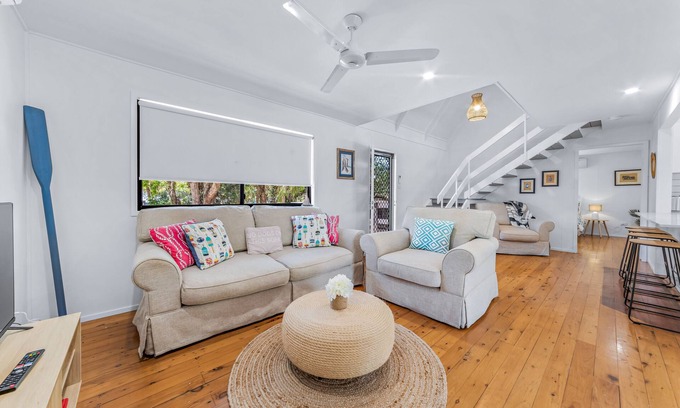 Cannonvale House | Charming Coastal Cottage - Pet Friendly, Boat Parking, Walk to Beach & Shops
