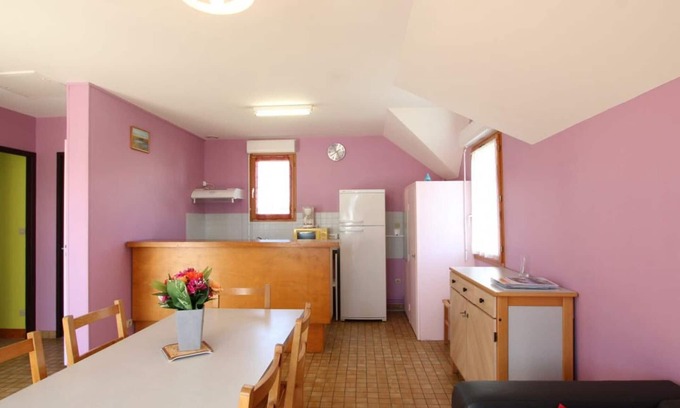 Surtainville Cottage | Charming Coastal Home: WiFi, Baby Gear, Pet-Friendly, BBQ, Near Beach