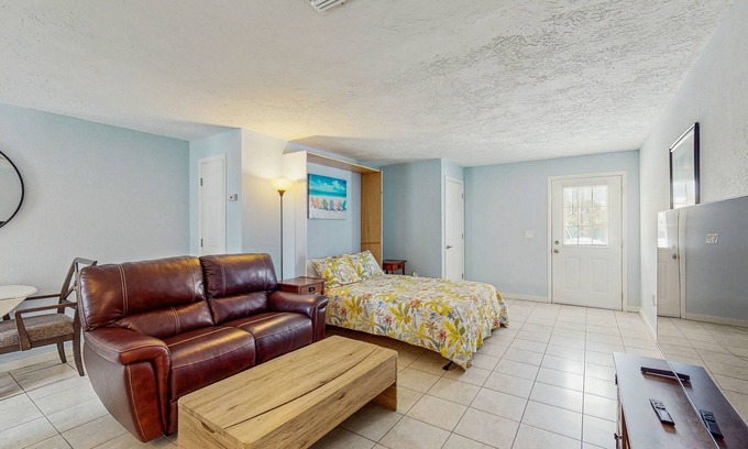 Englewood Apartment | Charming coastal studio, dog friendly with private beach access, beach gear, AC