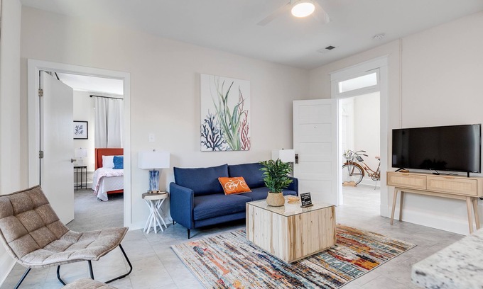 Issue Condo | Charming Coastal Getaway: Explore and Relax in our 2 Bedroom Downtown Rental