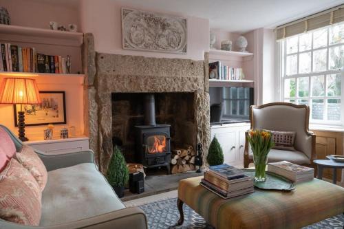 Baslow House | Charming Coates Cottage