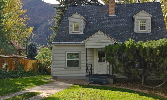 Glenwood Springs House | Charming, Comfortable, Centrally located home 4 +2 1/2 (Sleeps 7)