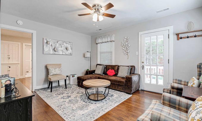 Richmond Condo | Charming Condo: Fire Pit, Fenced & Near Museums