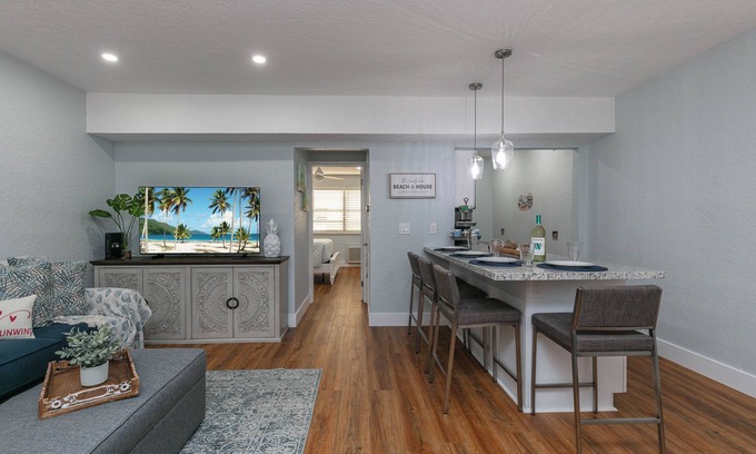 Hollywood Lakes Condo | Charming condo only 70 steps to delightful Hollywood Beach!