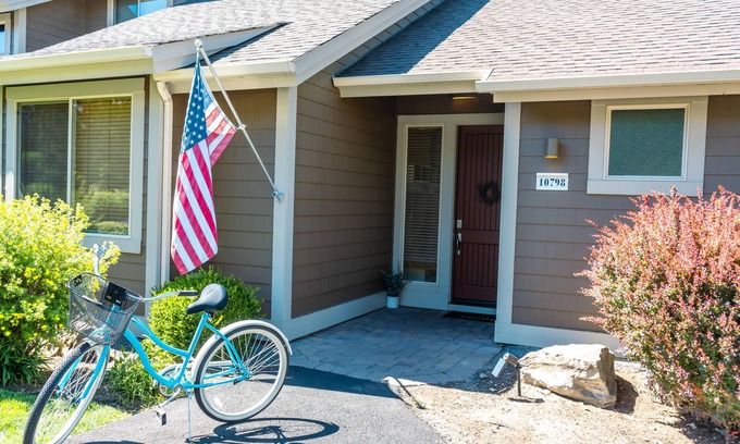 Redmond House | Charming CONDO/Pets friendly/PRIV Hot tub/6 Club House Passes!