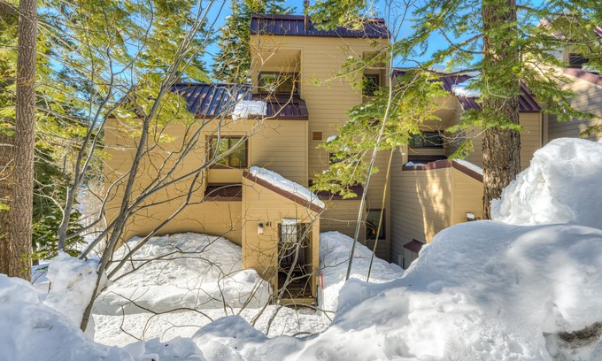 Carnelian Woods Condo | Charming Condo w/Shared Hot Tub, Pool, Resort Amenities - Close to Ski & Beach