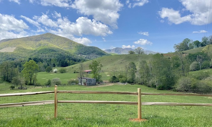 West Jefferson Condo | Charming condo w/Stunning Mountain Views near Downtown WJ