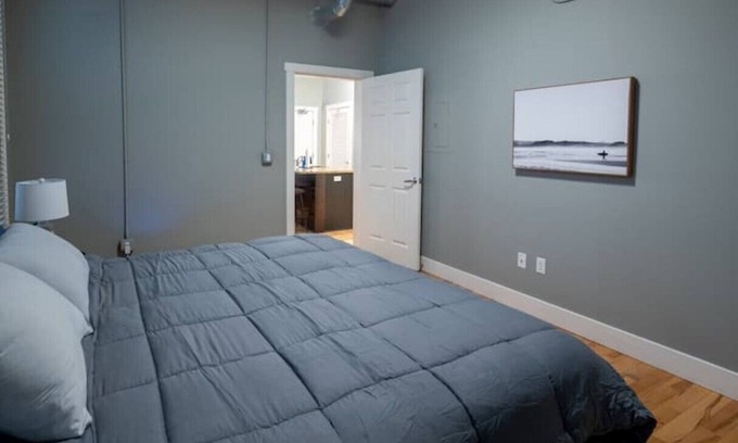 Downtown Apartment | Charming Condo with King Bed in Heart of Downtown!