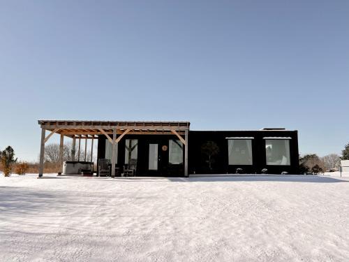 Pine Grove House | Charming Container Getaway Amidst Rural Serenity