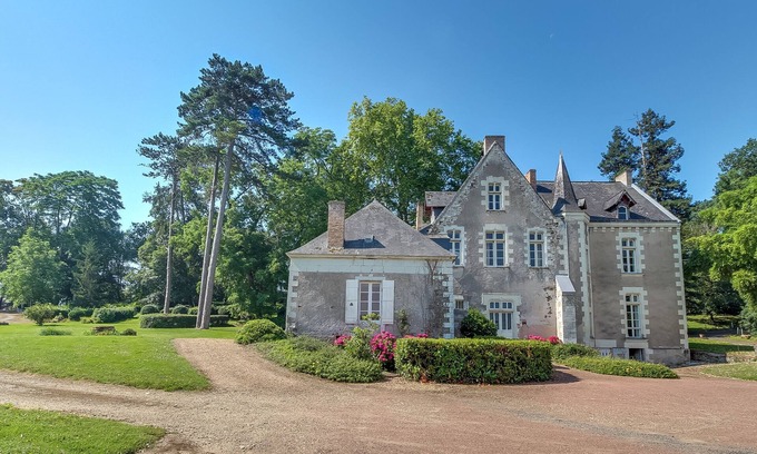 Montreuil-Juigne House | Charming cottage on the banks of the Mayenne river