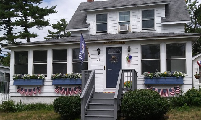Old Orchard Beach Cottage | *Charming Cottage 5 min walk to beach & 8 min. walk to pier !