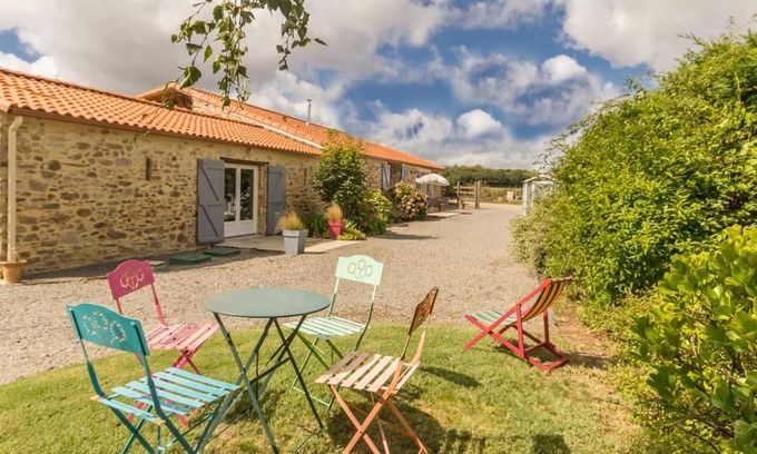 Port-Saint-Pere Cottage | "Charming Cottage with Private Garden, Jacuzzi, and Bikes – Near Nantes & Beach"