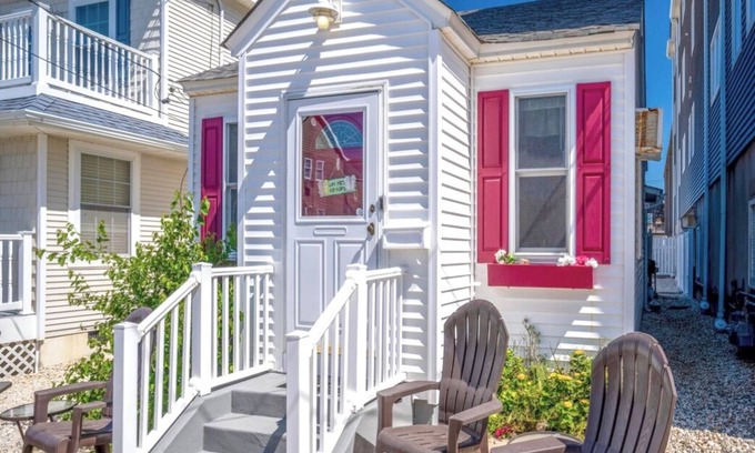 Ortley Beach Cottage | Charming cottage in Seaside Heights, 3 houses from beach, parking, beach badges
