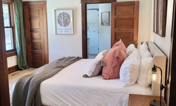 Elbert House | Charming Cottage 3BR/2BA Hot Tub