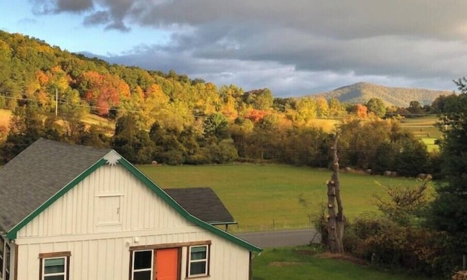 Luray House | Charming cottage at the foot hills of the Shenandoah National Park