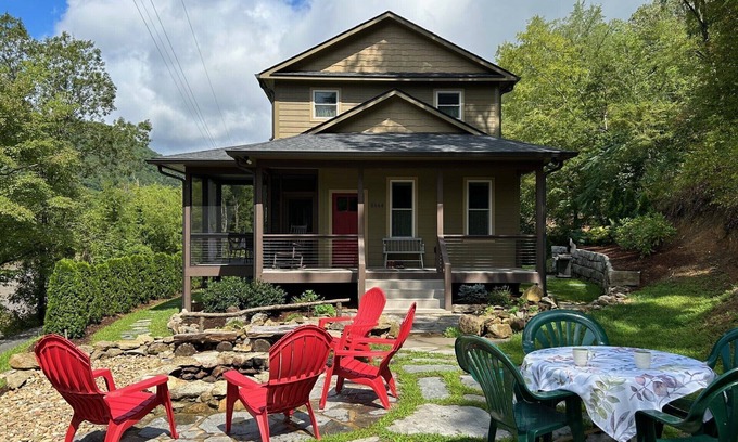 Hot Springs Cottage | Charming Cottage- Away from it all on the river!