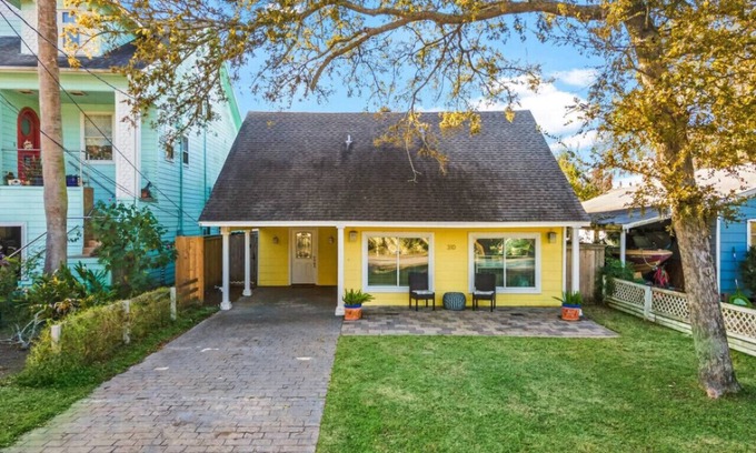 Clear Lake Shores Cottage | Charming Cottage Close to Kemah Boardwalk