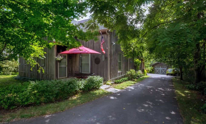 Midway House | Charming Cottage Conveniently Located In The Heart Of Horse And Bourbon Country