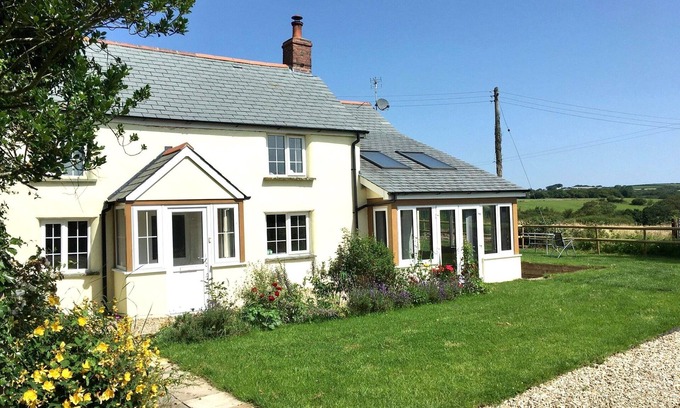 Hollacombe Cottage | Charming Cottage for 5 near Dartmoor, Beach, Pub
